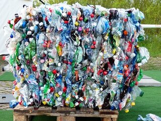 Palet de botellas preparadas para El Reciclaje